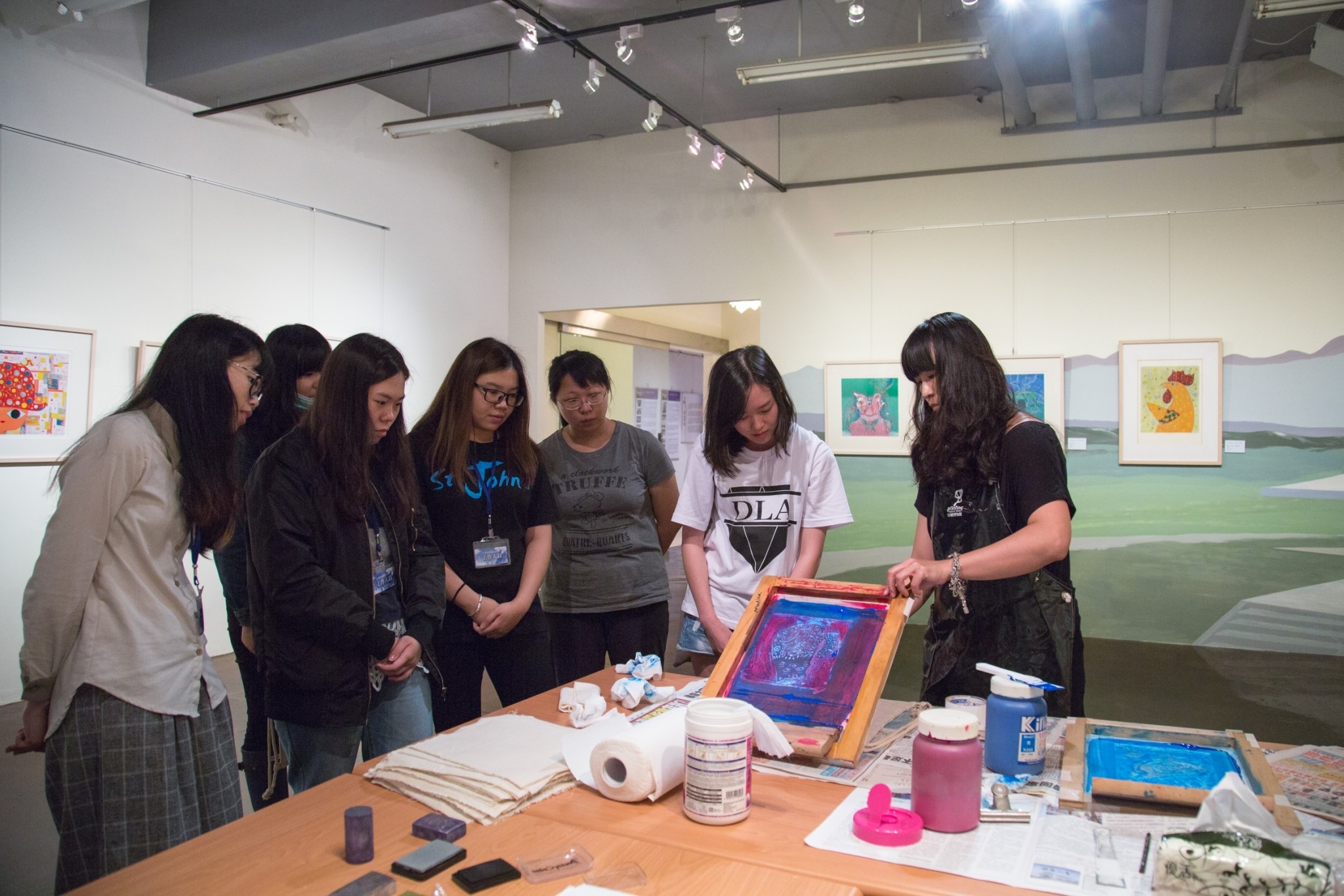 數位藝文中心精心安排DIY體驗活動，讓同學動手印網版，體驗版畫的樂趣