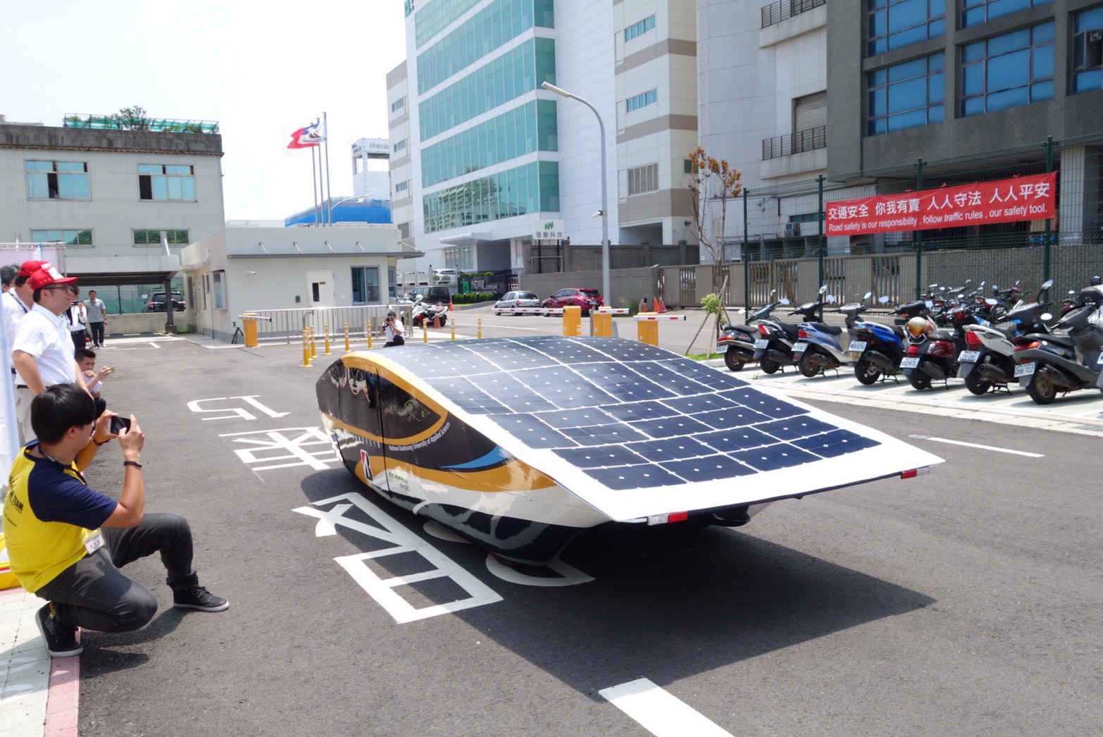 阿波羅太陽能車隊自行研發的太陽電池模組，在行駛狀態下可以自行冷卻，提升光電轉換效能