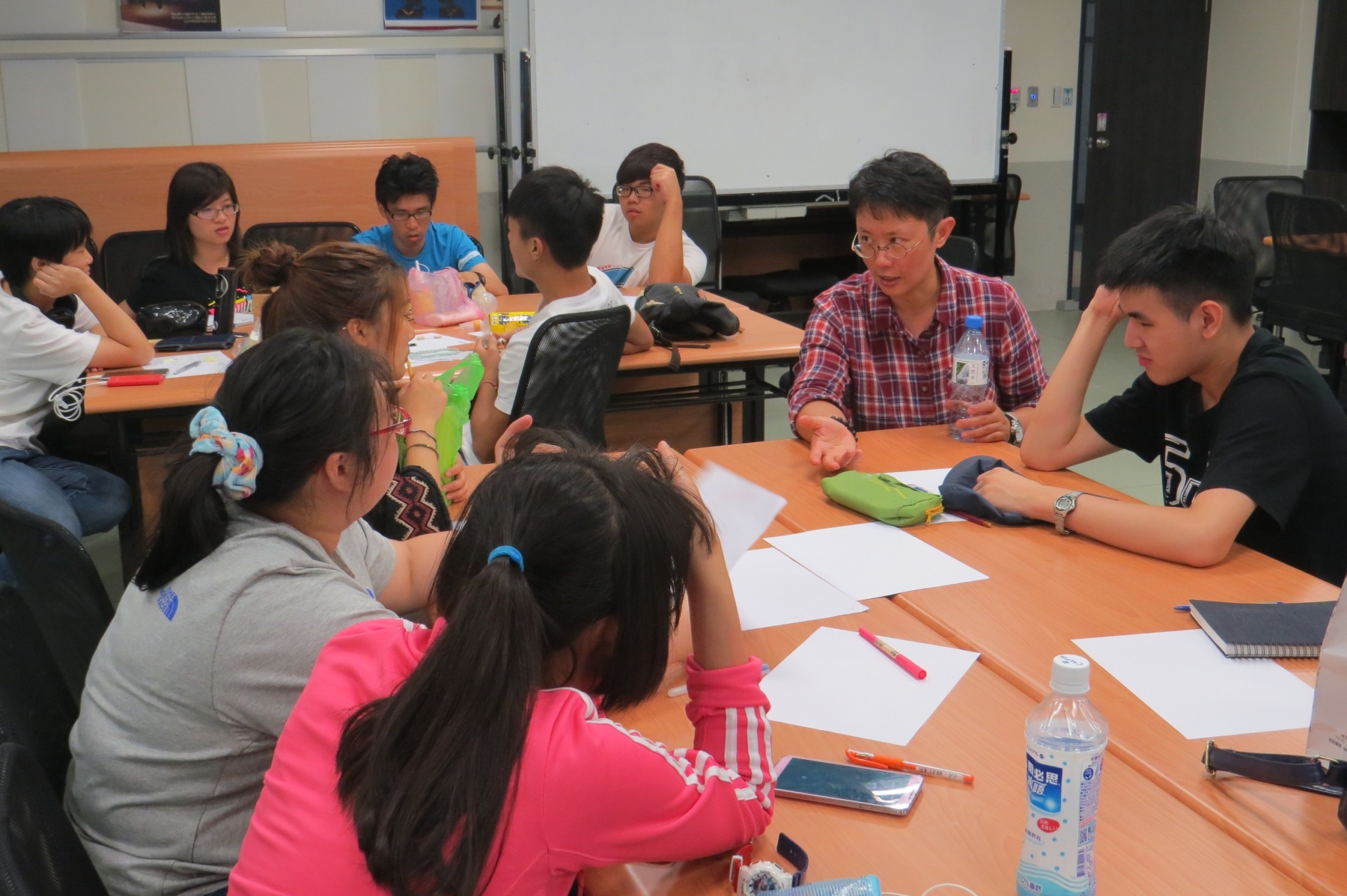 PJ Chen以唐詩作為設計靈感創作媒材與同學討論如何具體表現