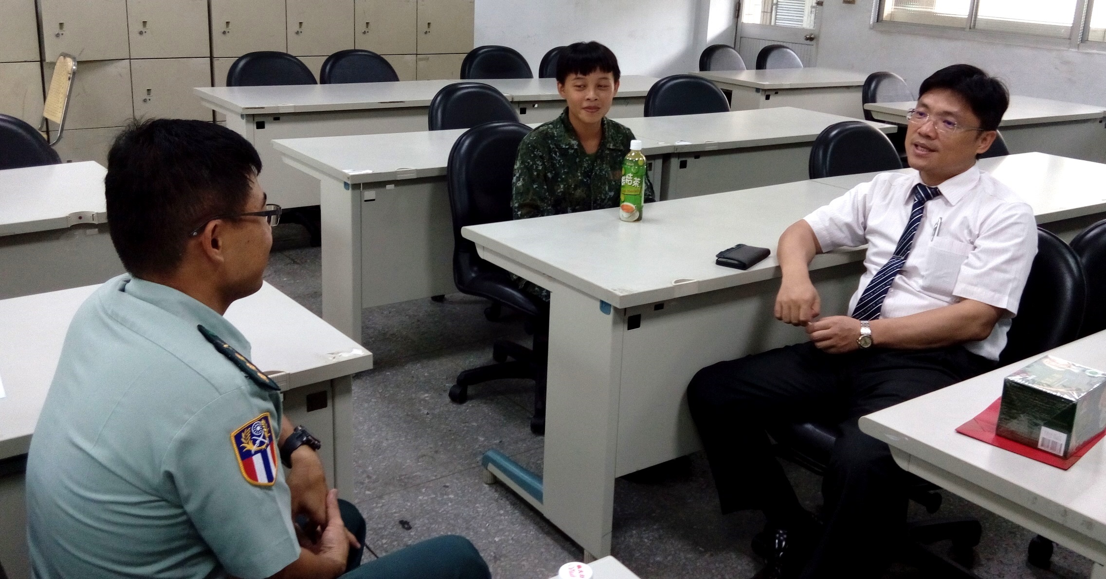 艾校長（右一）與江忠聰上校（左一）關心黃琪雯同學，並親切的話家常及分享自身心得