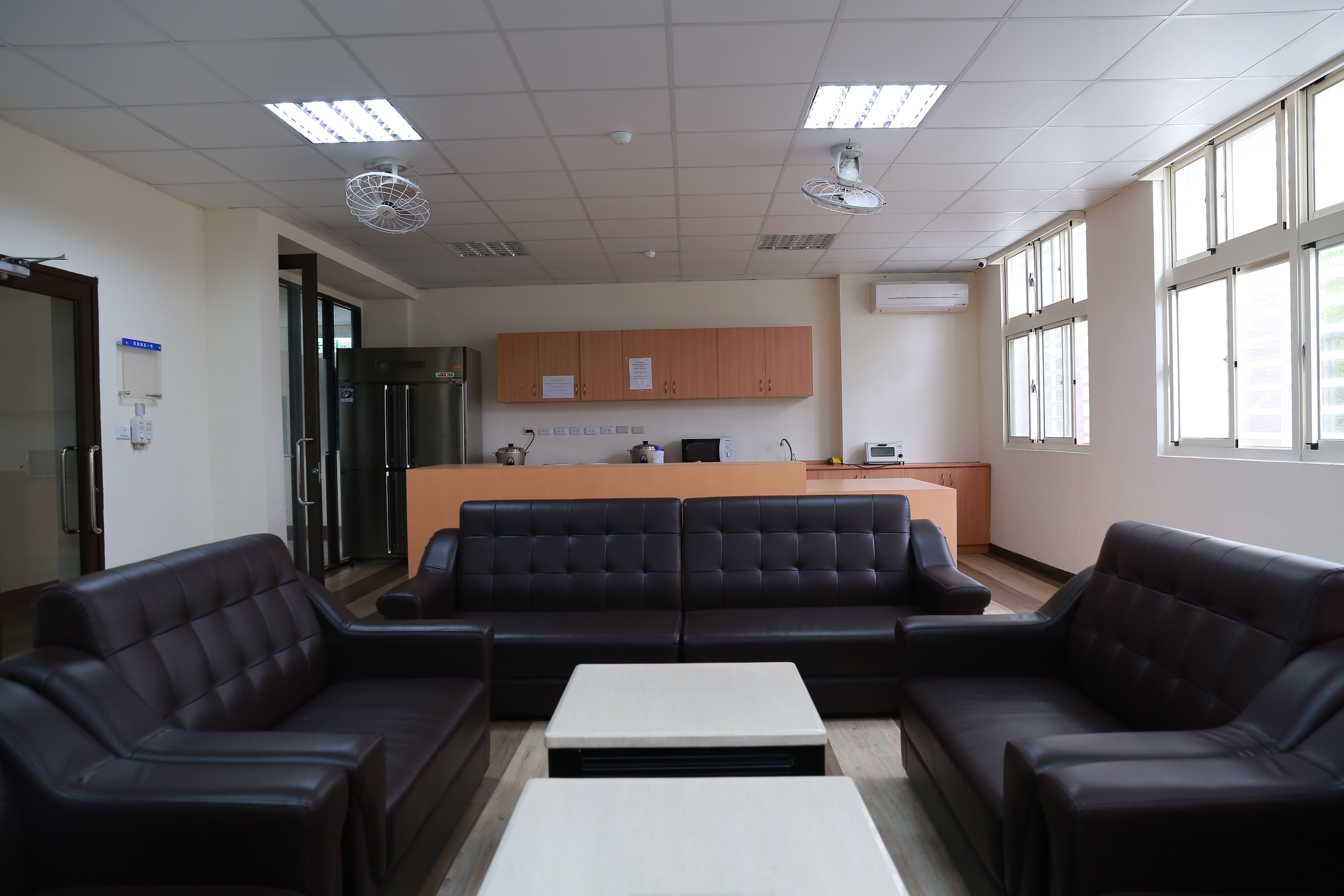 宿舍交誼廳提供舒適沙發區，還設有簡易廚房