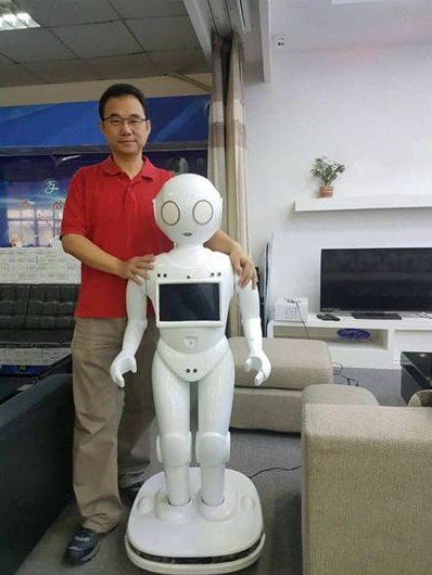 精卡科技潘永欽總經理與其研發的大型機器人