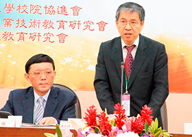台灣私立科大校院協進會唐彥博理事長（右）代表台灣主辦單位致歡迎詞