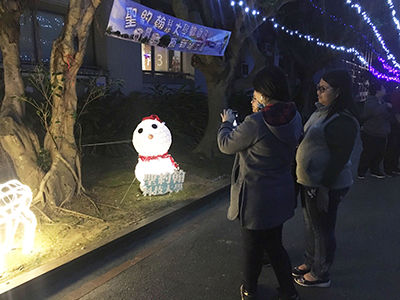 主燈「冬之緣」雪人是由資訊與通訊系同學利用廢棄的塑膠杯製作而成，在黑暗中顯得格外璀璨奪目。