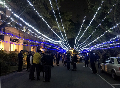 「聖瑪利亞光廊」總長度為160公尺，由18排藍白LED燈所組成，吸引師生駐足欣賞、拍照及臉書打卡。