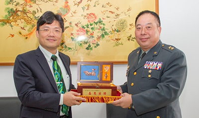 聖約大艾和昌校長（左）與陸軍第6軍團指揮官徐衍璞中將（右）於揭牌儀式前互相交換紀念品