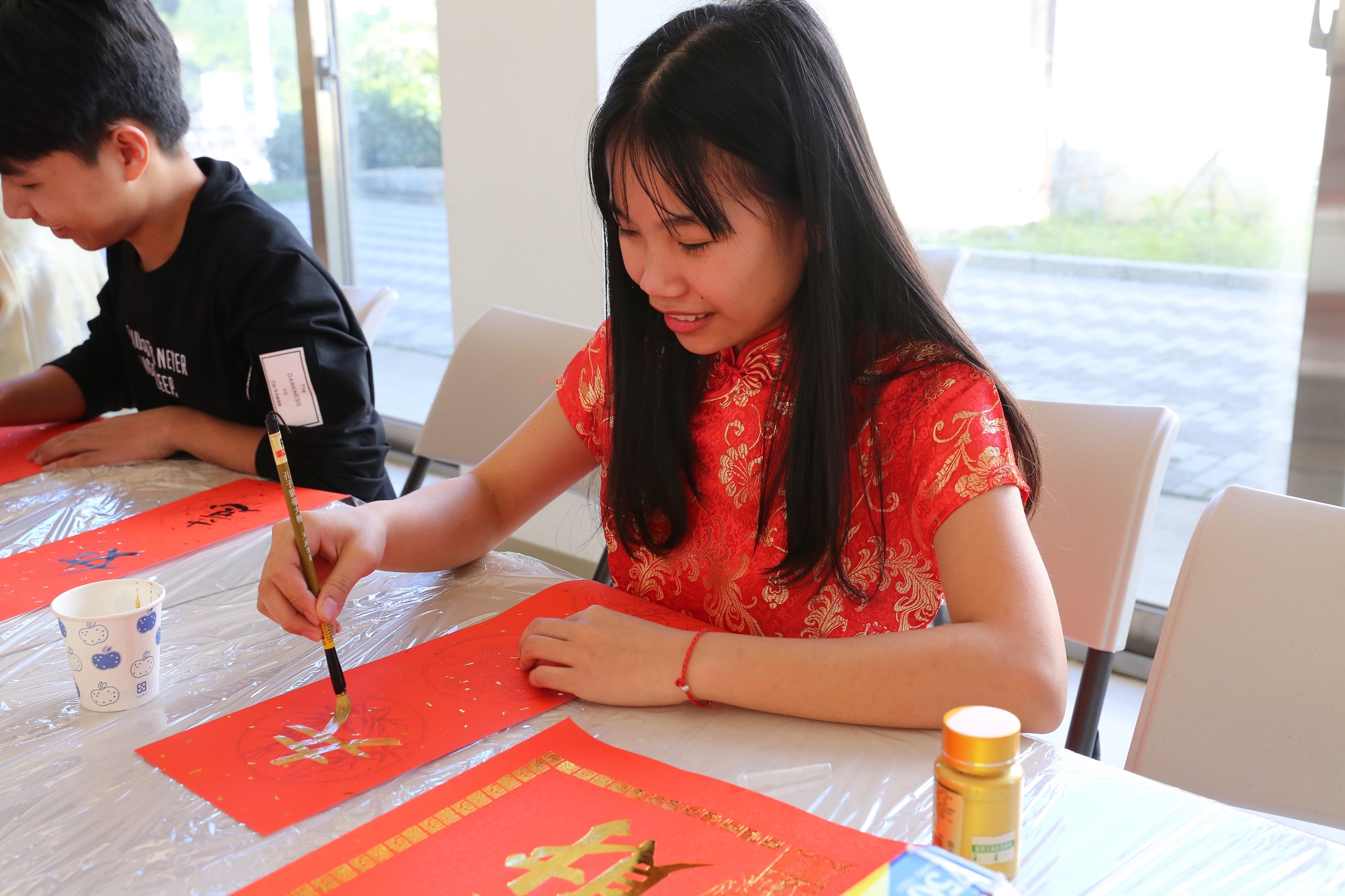 越南學生穿旗袍、寫春聯，開心體驗年節氛圍