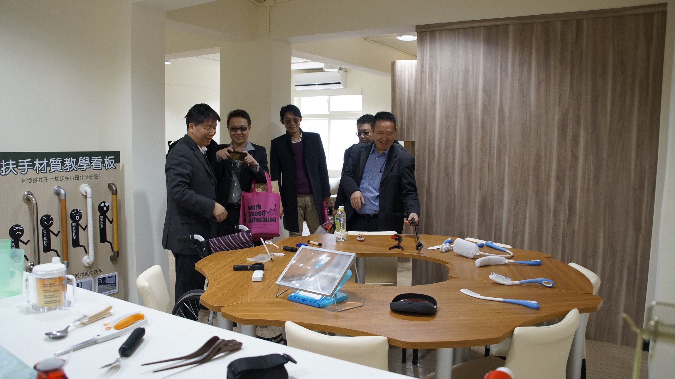 民生與設計學院王健行院長（左一）介紹老人服務事業系的教育環境，參訪團一行人對台灣的長照福利理念，與老人服務應用技術的先進發展，表示肯定與讚許