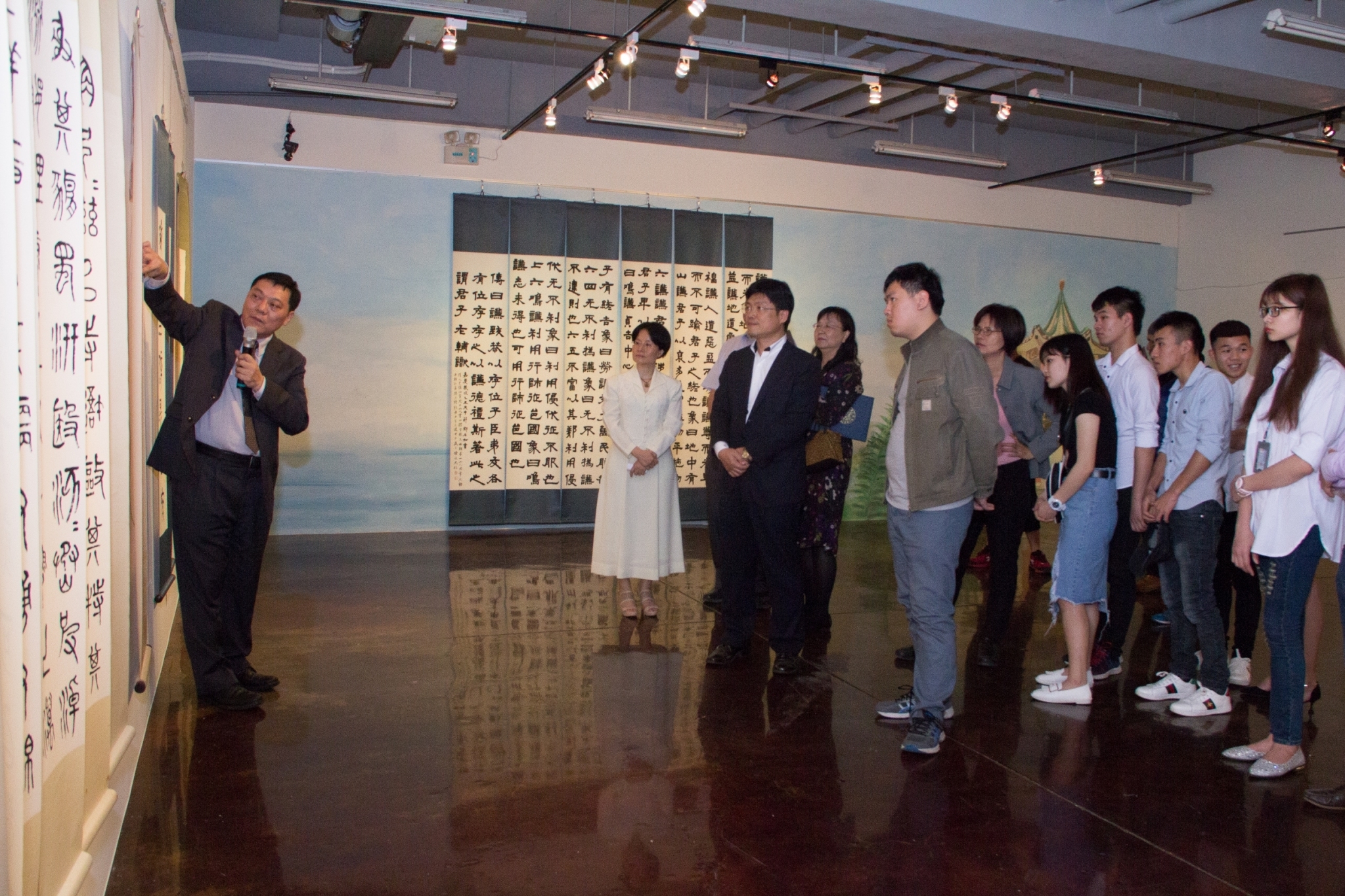 陳俊光藝術家親自進行作品導覽，透過作者解說，讓現場師生對作品欣賞有更深層的認識與體會