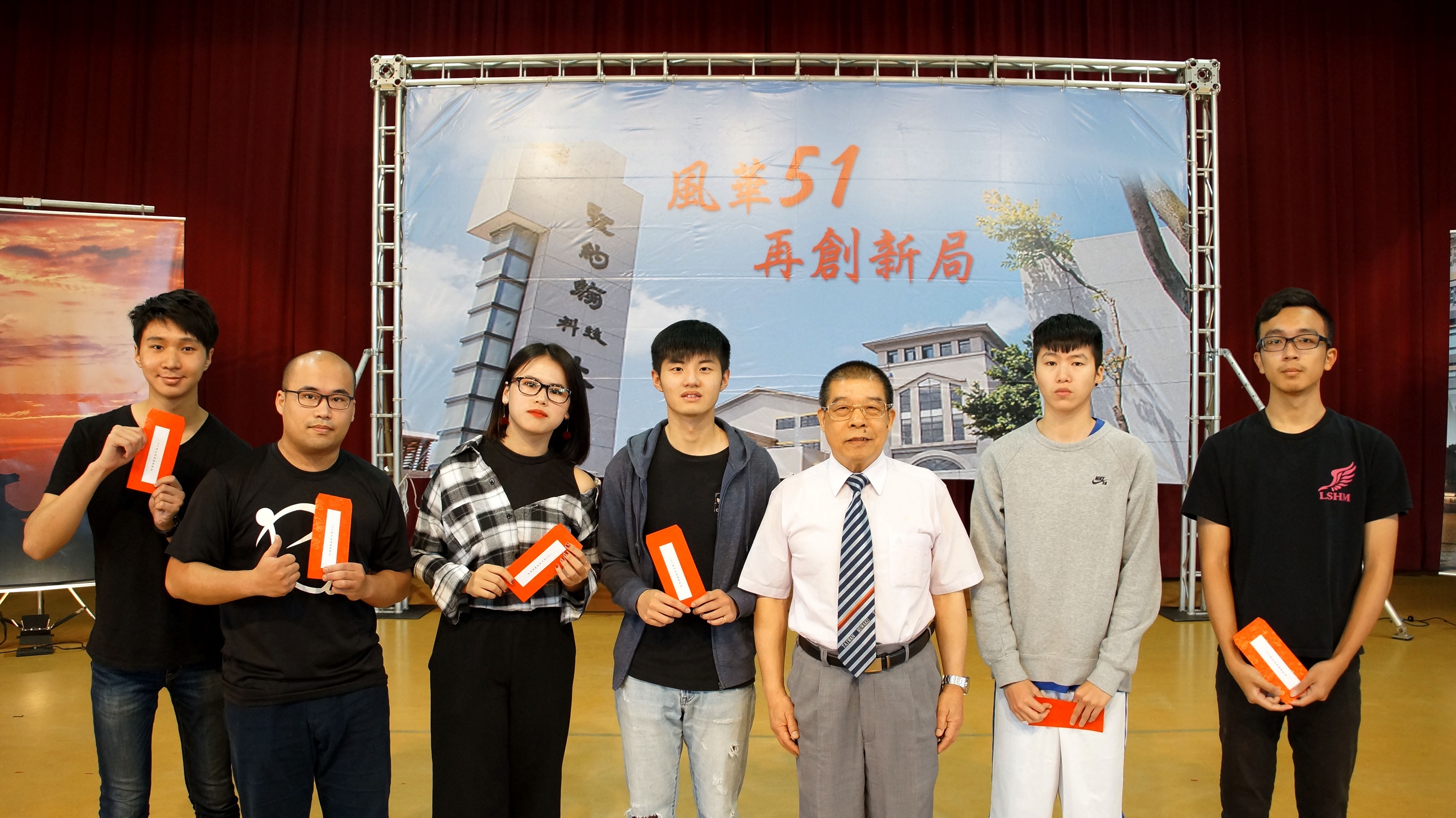 新埔工專沈文賜學長（右三）代表張譽興學長頒發海鷗獎學金給獲獎同學