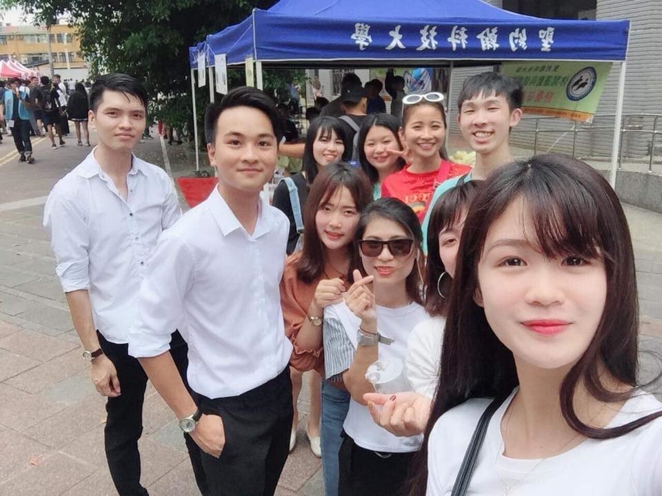 參與接待越南專班同學的盧忠佑（後排右一）覺得這群越南來的朋友很可愛，我們就是彼此的家人