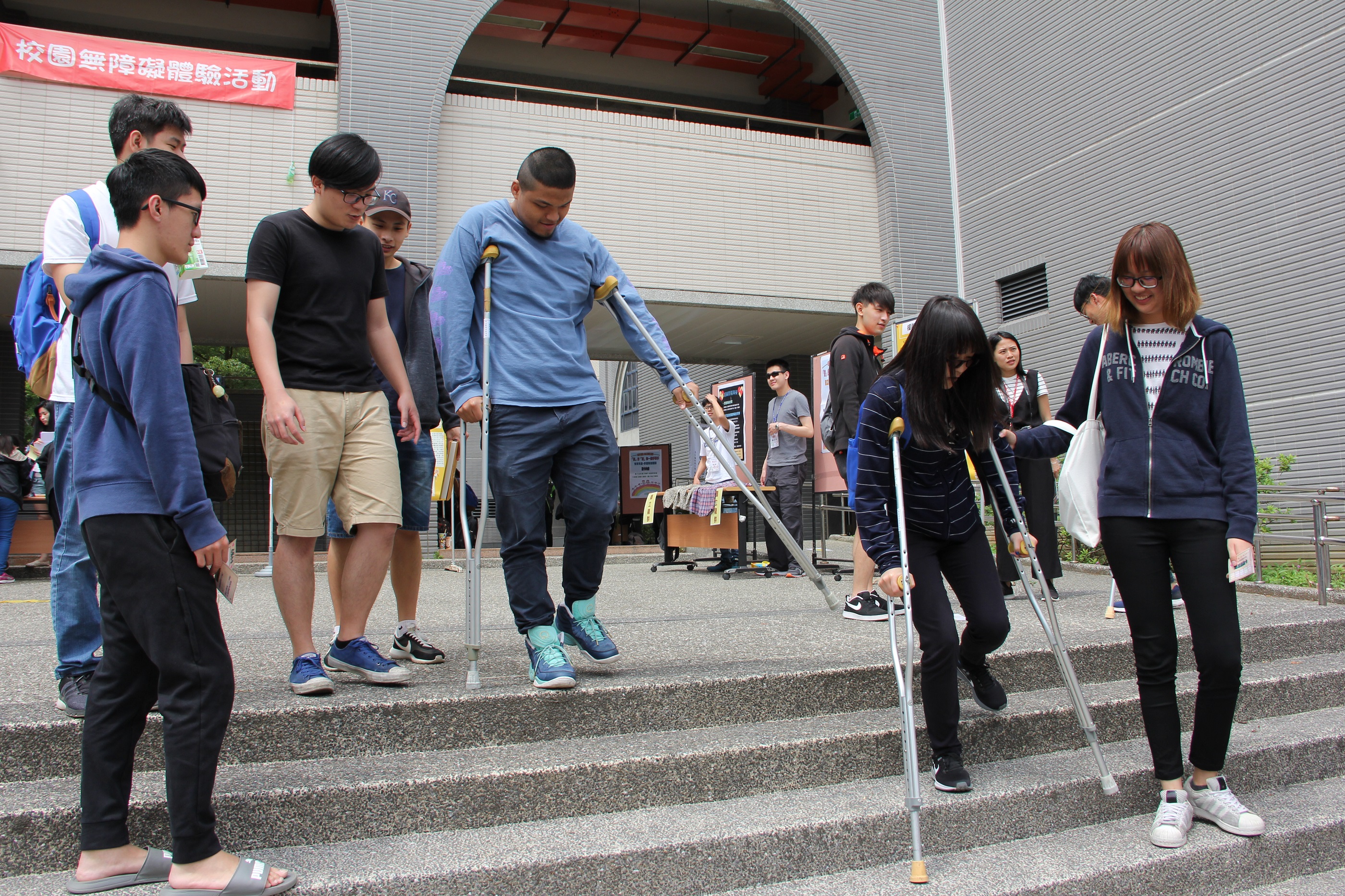 鶴立雞群肢體障礙關卡，讓體驗者以拐杖的方式上下樓梯
