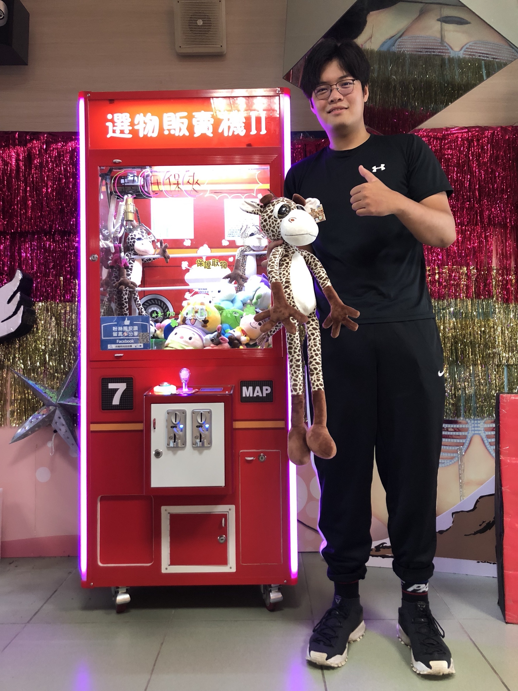 聖約翰科技大學時尚經營管理系翁以理同學看準娃娃機熱潮，第一個將娃娃機商機帶入校園，並以無人商店的概念經營，且一手包辦營運大小細節