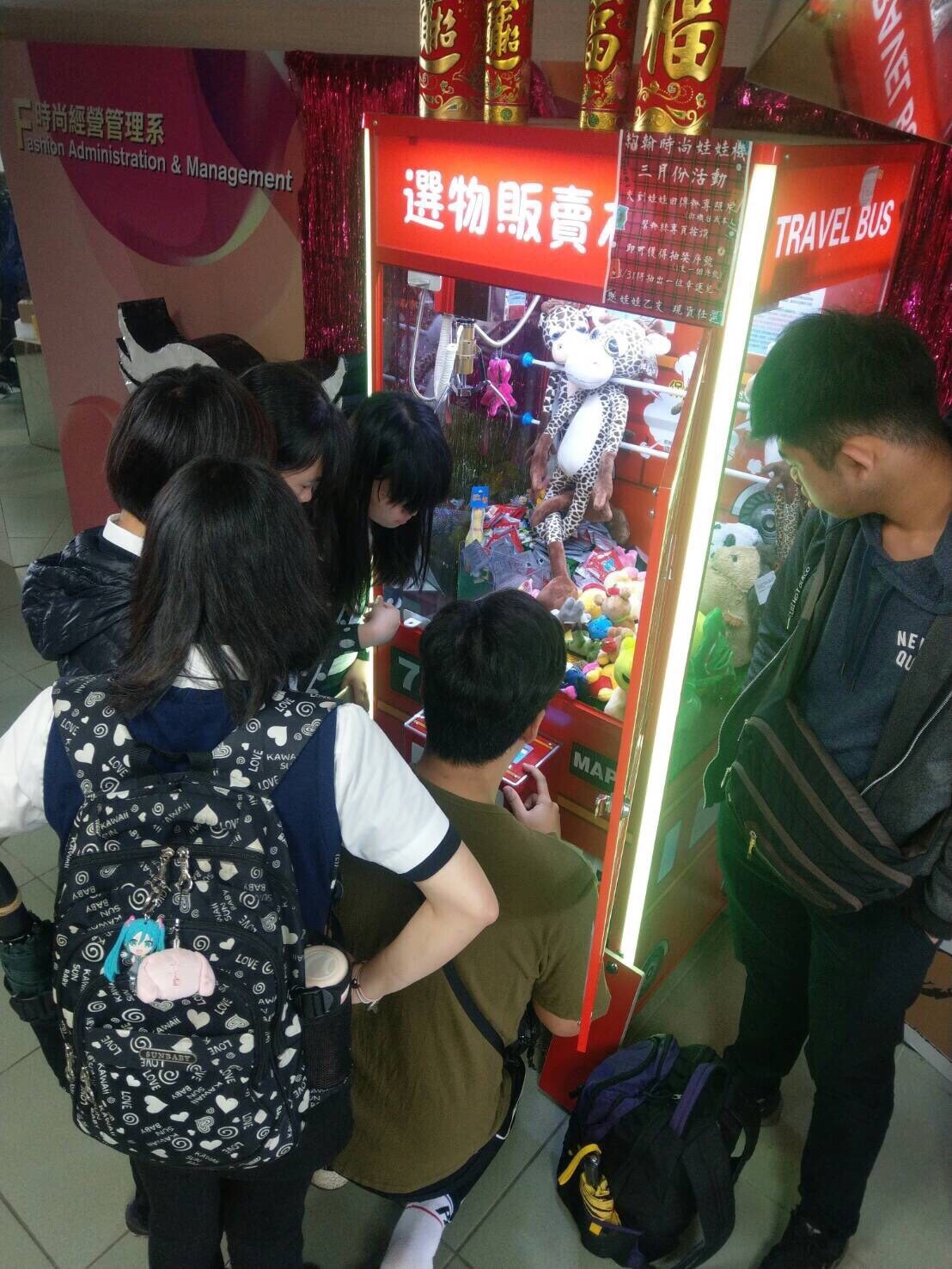 娃娃機商品選擇多樣性，低保夾及高收爪等方式，吸引更多學生前來挑戰，也利用娃娃機讓系上有更多討論話題