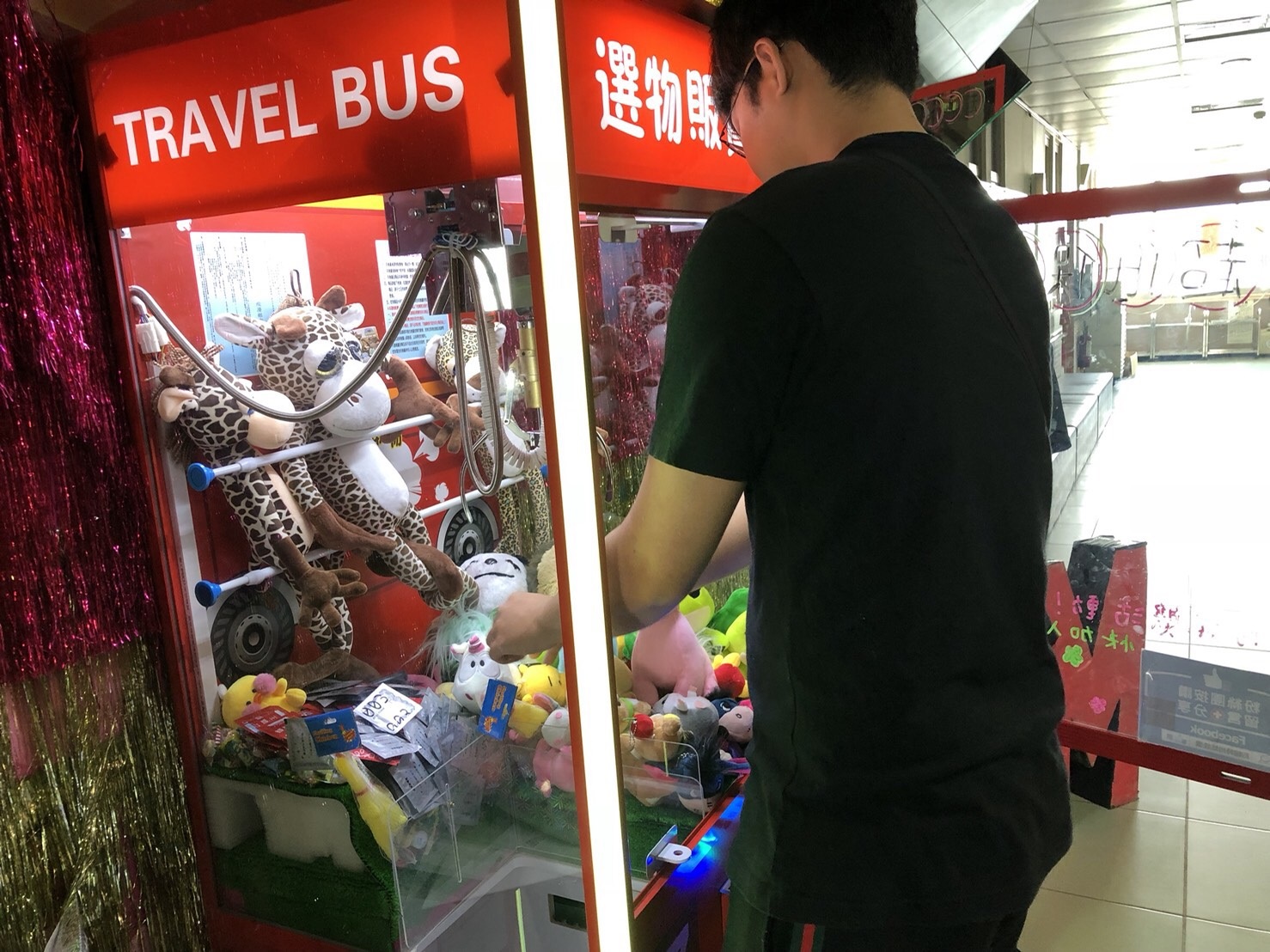 台主細心佈置娃娃機，每週替換商品，努力保持新鮮感，吸引人潮不斷回流