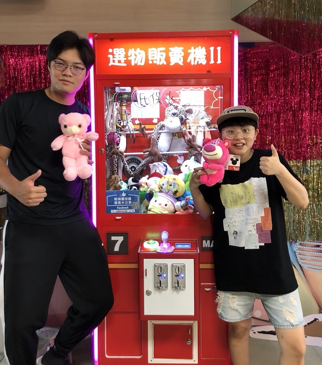 負責佈置和進貨的李曼聞同學（右）認為佈置上需要花費很多的時間和心力，才能和市面上的娃娃機台區別開來