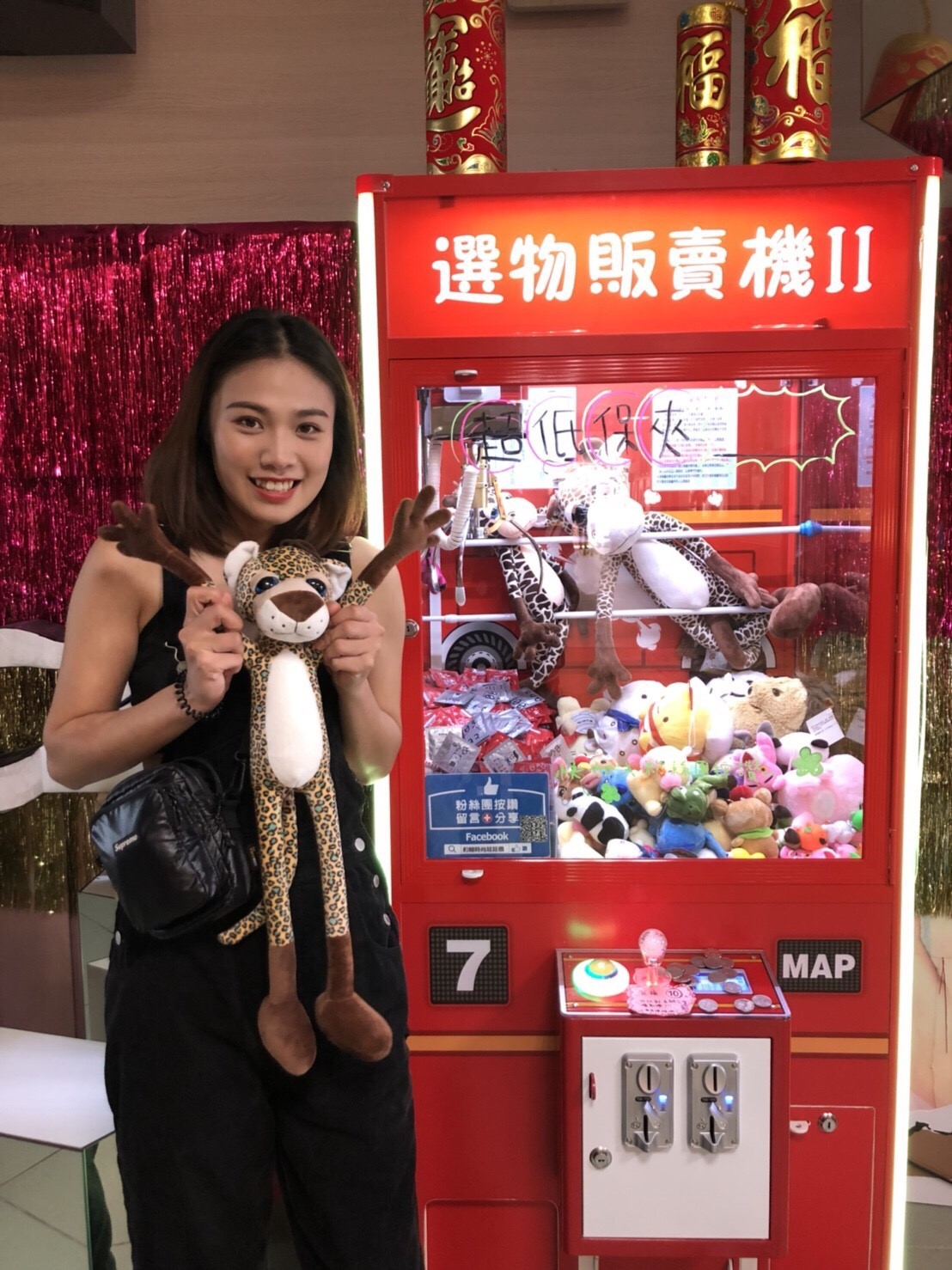 同學開心的與夾中的娃娃合影