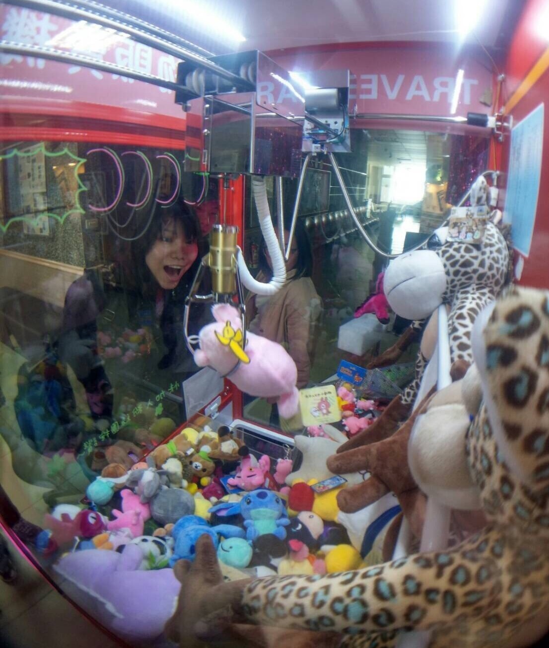 同學相約一起來時尚系夾娃娃，成功夾起娃娃的那一刻很興奮