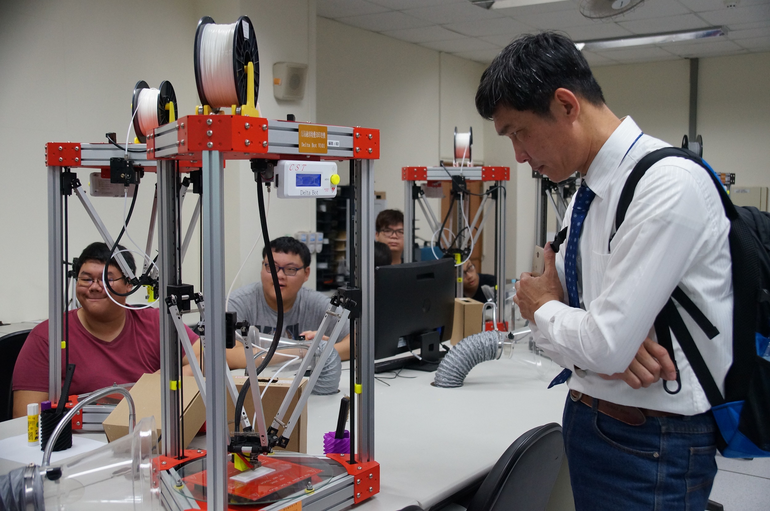 肇慶學院一行人參觀創意設計系「3D列印設計中心」，對該中心之先進設備印象深刻