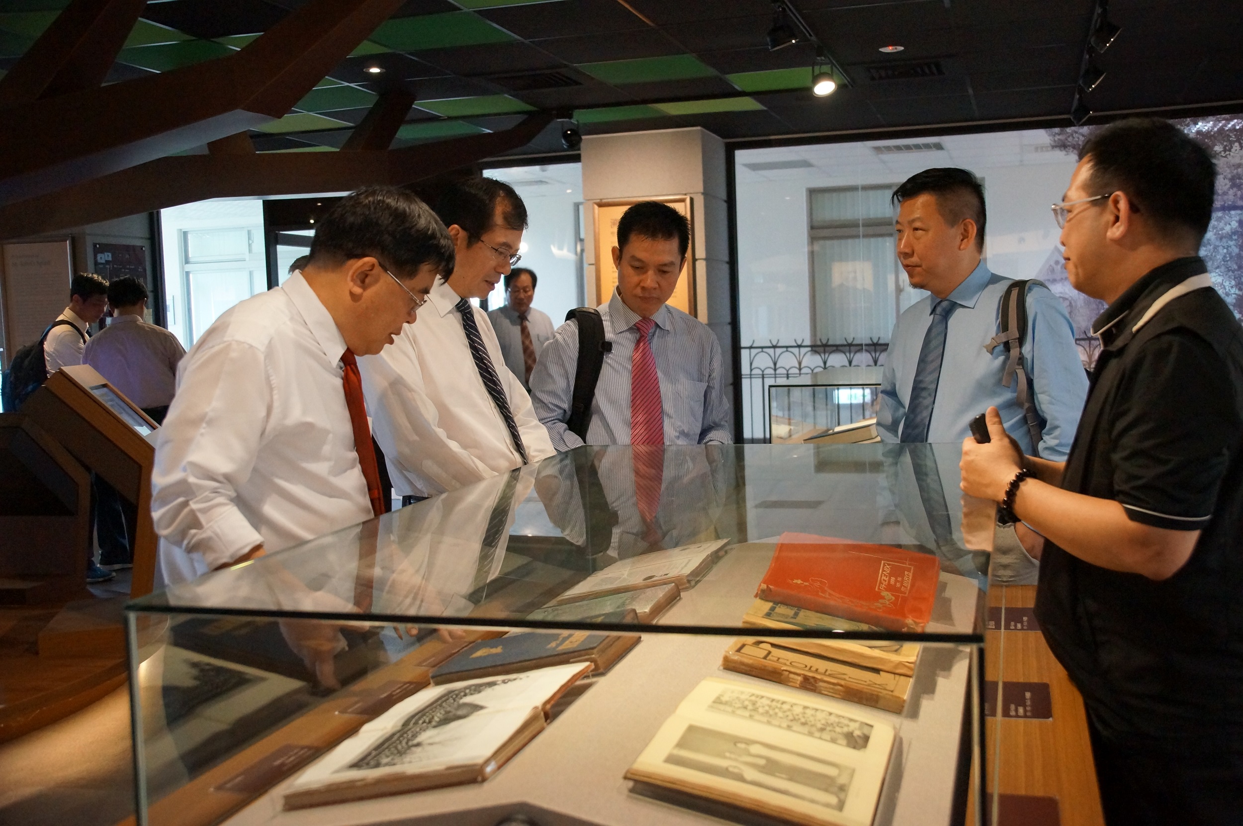 一行人參觀「上海聖約翰大學校史典藏暨研究中心」，由顏旭男資圖長（右一）親自導覽解說