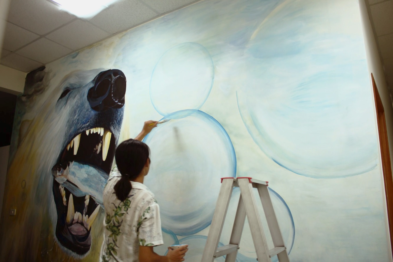 徐子軒在聖約翰商管大樓3樓的牆面上彩繪北極熊，讓單調的白色牆壁增添風采
