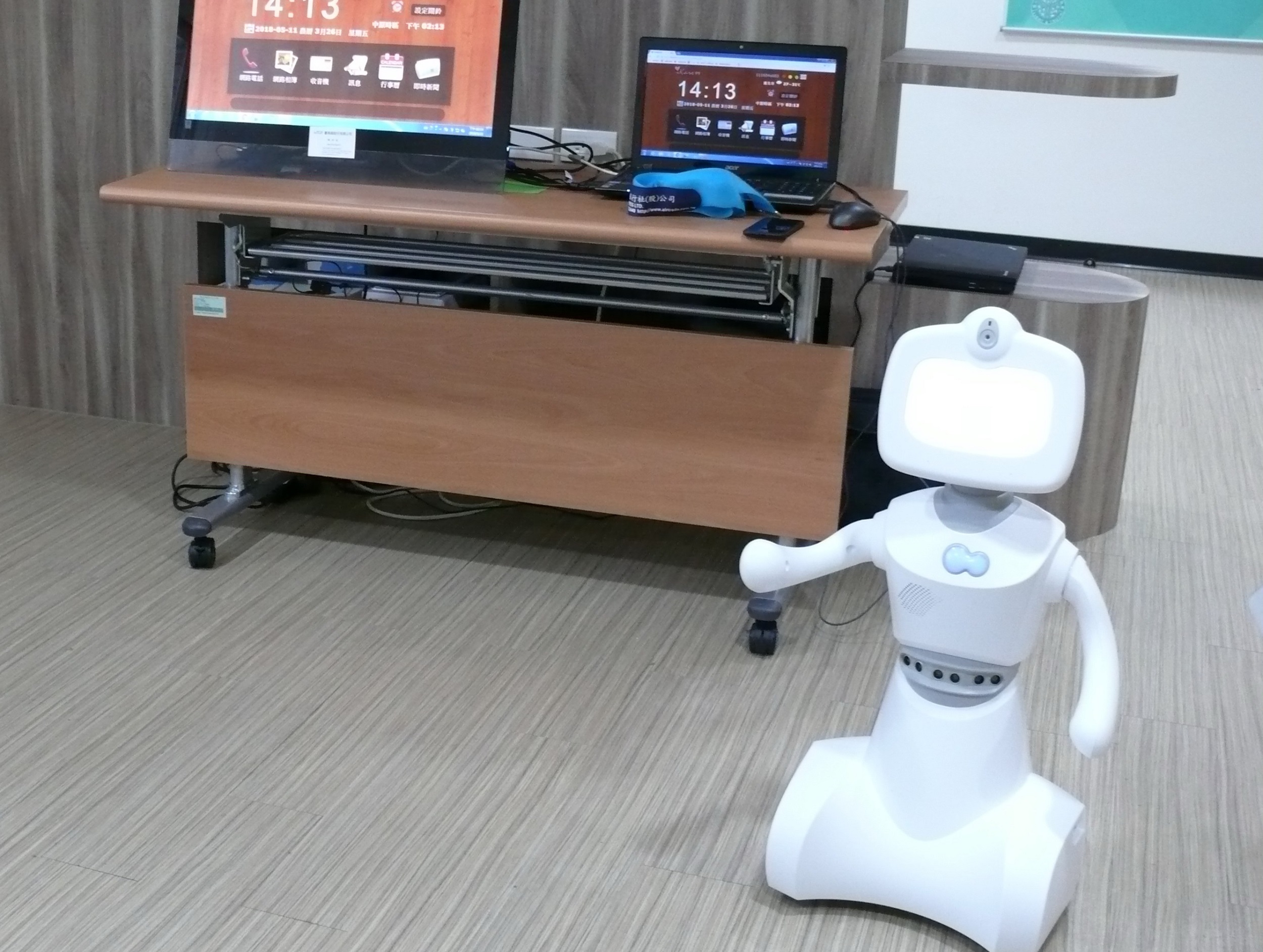 Robelf智能機械人在聖約翰科大老人智慧生活模擬教室展示功能