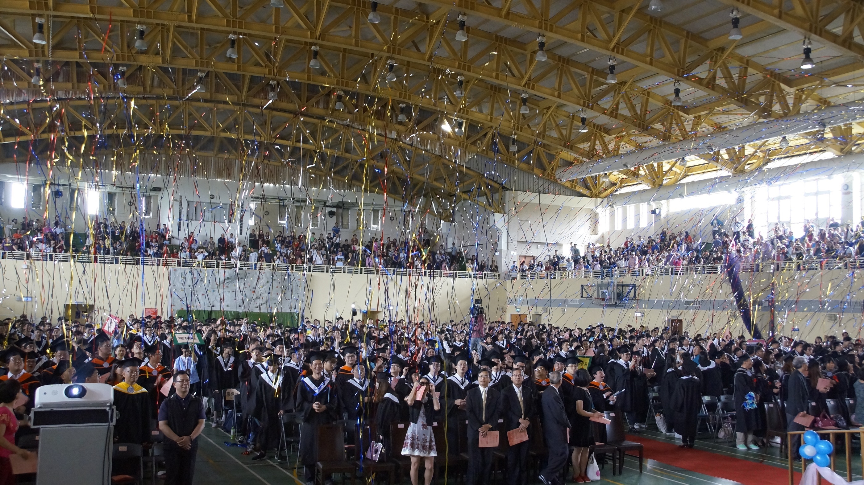 聖約翰科技大學舉行106學年度畢業典禮，共計有1,098名畢業生獲頒學位，場面盛大溫馨
