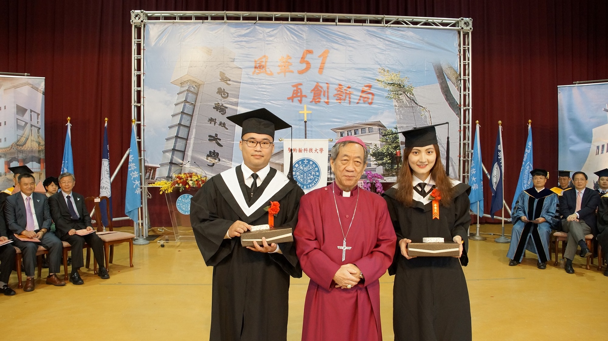 賴榮信董事長（中）頒發台灣基督宗教大學校院聯盟獎給獲獎同學