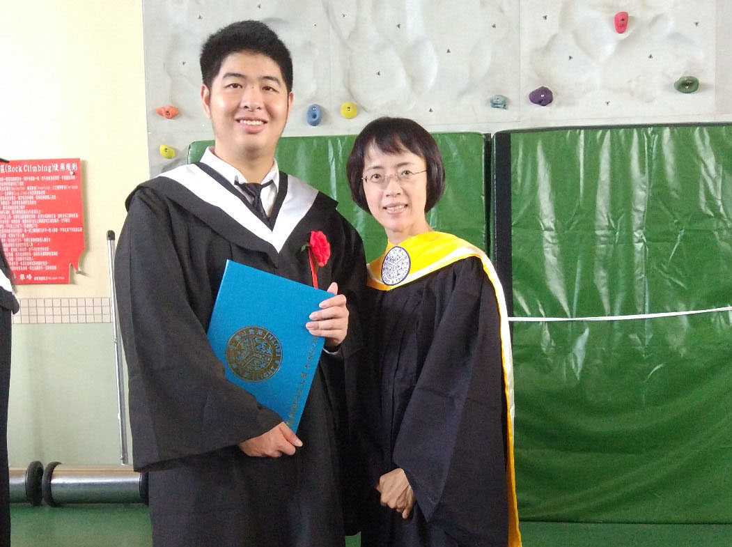 陸生陳弘毅（左）說，剛來台灣的時候，同學、老師都很照顧他，讓他看到了台灣人熱心、友善的一面，他很感謝他們。右為資管系施喬瀞老師