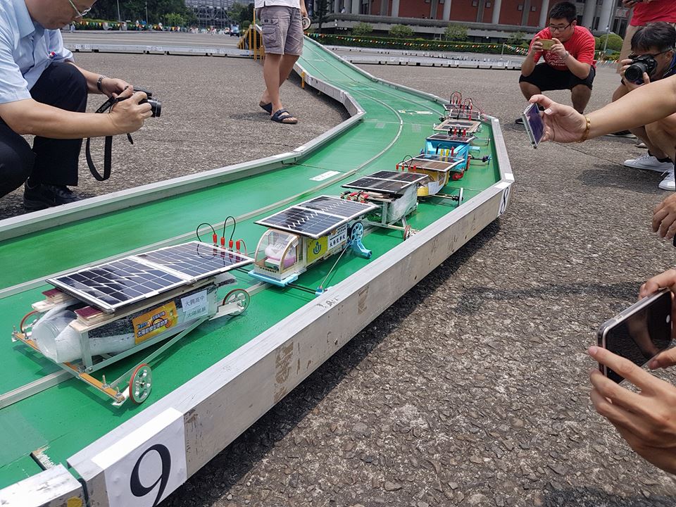 參與競賽的高中職學生團隊僅能用大會規定的太陽電池模組與馬達驅動車子，今年首次採用大會提供的太陽電池模組，挑戰學生在不同天候下對太陽能模型車光電轉換的思維。