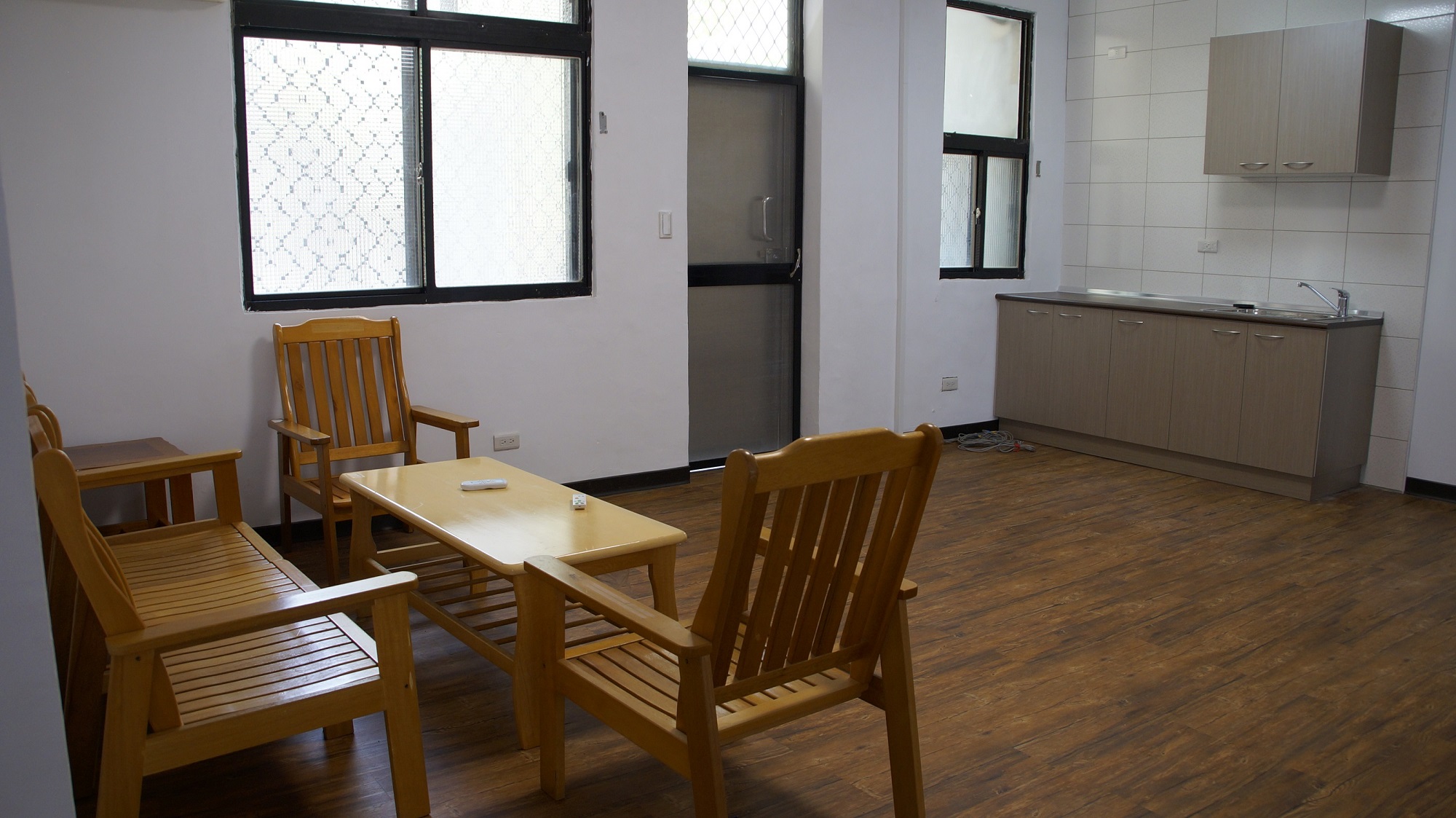 「新埔學人宿舍」總共有4戶，每戶約30坪，圖為客廳及簡易廚房