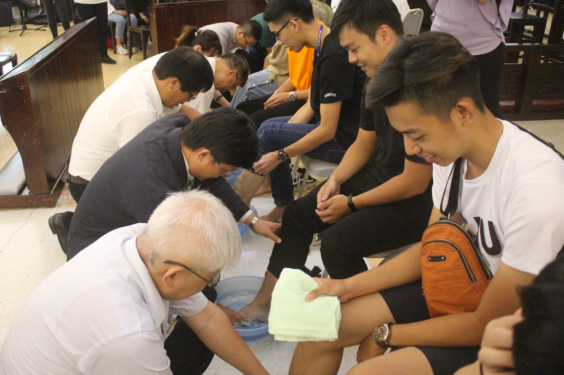 聖約翰科大的良好傳統「濯足禮」活動，12位校友以身作則為新生幹部洗腳