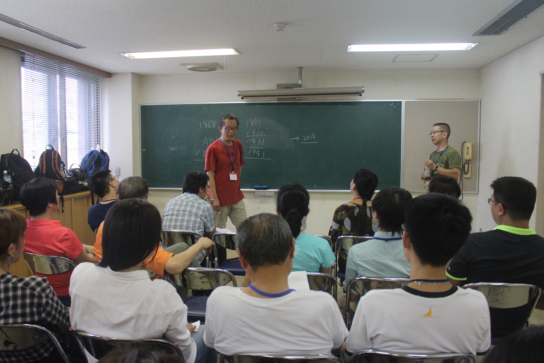 透過吳光現先生（站立者，左）導覽並解說日韓戰後課題，給學生上了重要的歷史一課