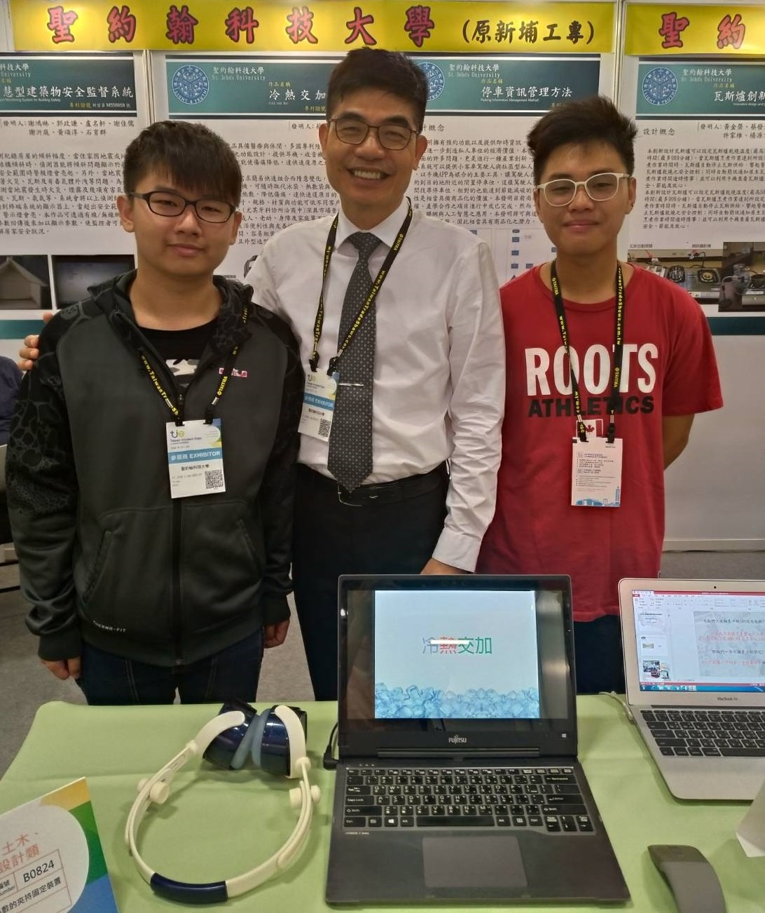 創意設計系蔡錫鐃老師（中）與學生蔡秉桓以「冷熱交加」作品贏得一面銅牌