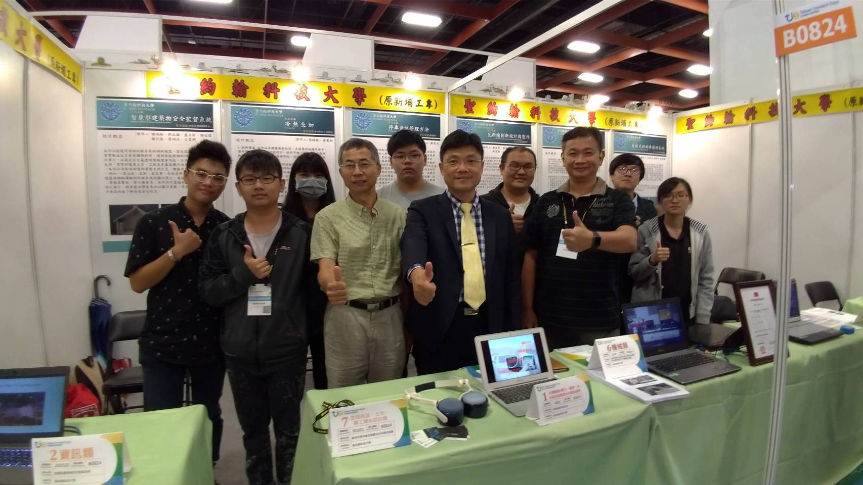台灣創新技術博覽會展出期間，艾和昌校長（右五）特別前往台北世貿一館為參展老師及同學打氣加油