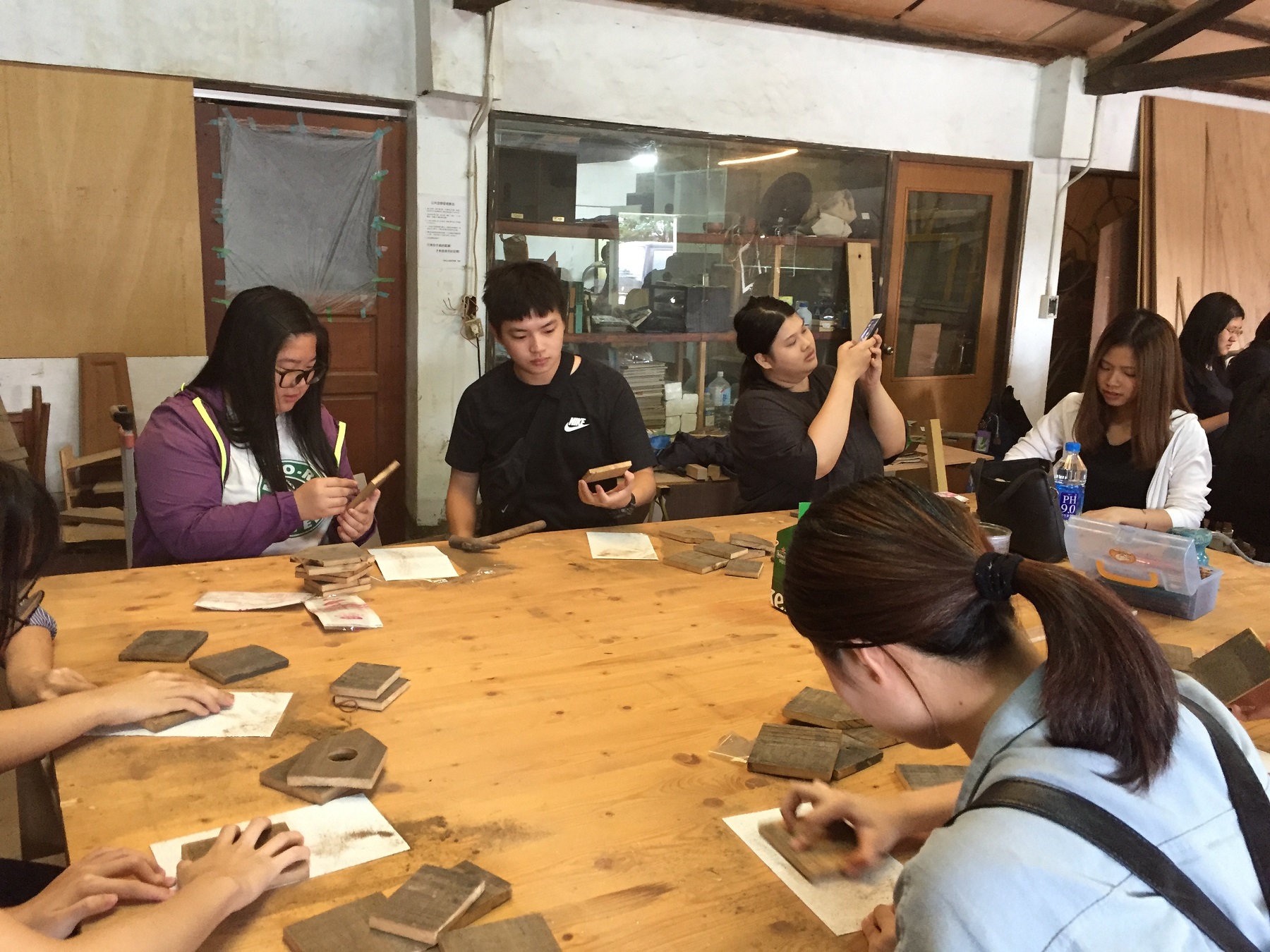 行流系同學可以在「埤島生活藝術學園」裡感受與世無爭的氛圍，圖為木器創作空間