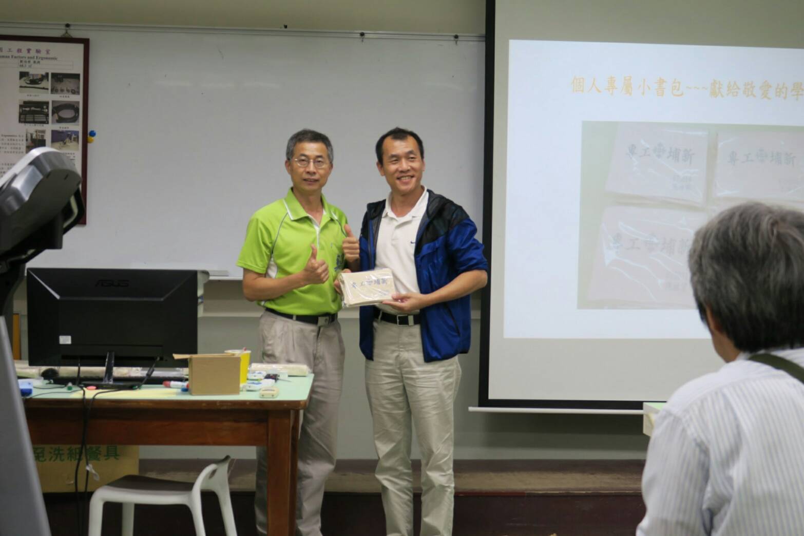 新埔67級機械科畢業校友、校友服務中心主任李再成（左），曾任機械科學會會長，親自前來同學會現場向各位校友表達歡迎之意作模式