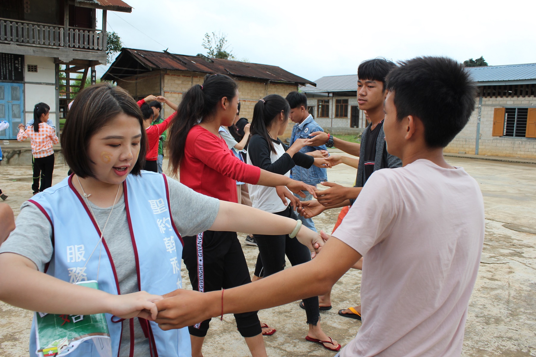 柯娪婷同學（左）帶著「果菁」學校的同學隨著第一支舞的音樂翩翩起舞