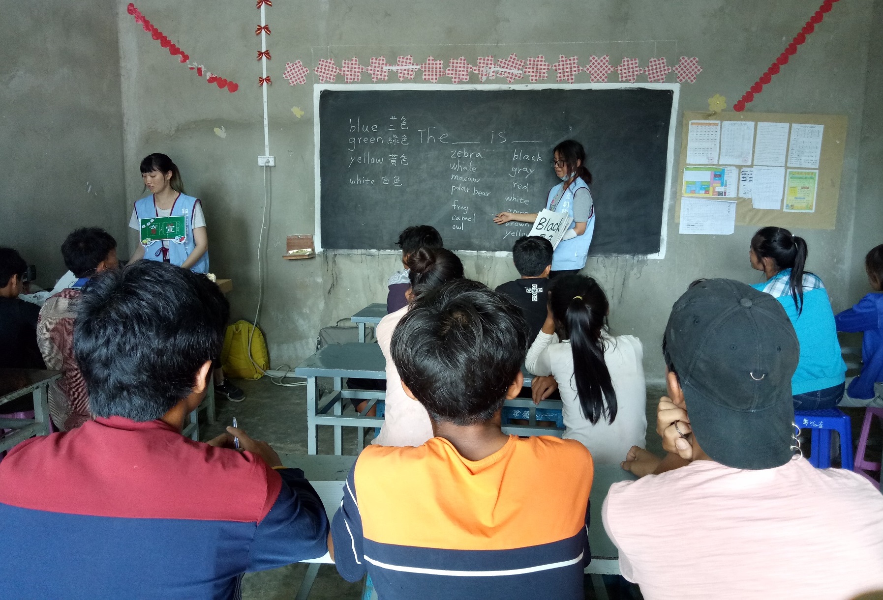 楊佳貞同學（右）在「果盟」學校教英文，教學生認識各種動物的顏色
