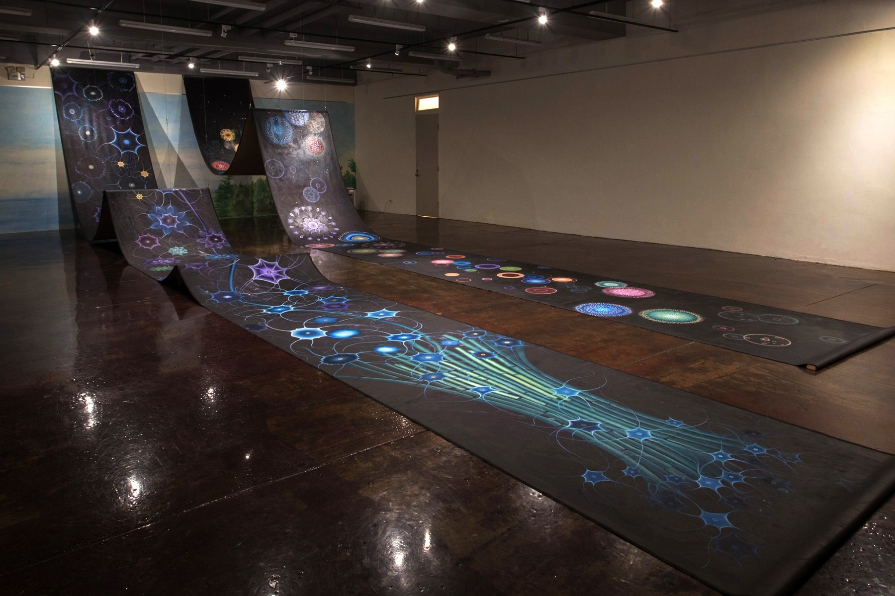 展覽作品最大亮點是2幅長1500公分、寬150公分的神經元與花卉結合的創作，展現畫家充沛的創作能量與創意思維