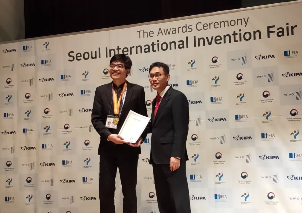 聖約翰科技大學參加「2018韓國首爾國際發明展」，勇奪1金1銅，創意設計系蔡錫鐃老師(左一)代表學校上台領獎