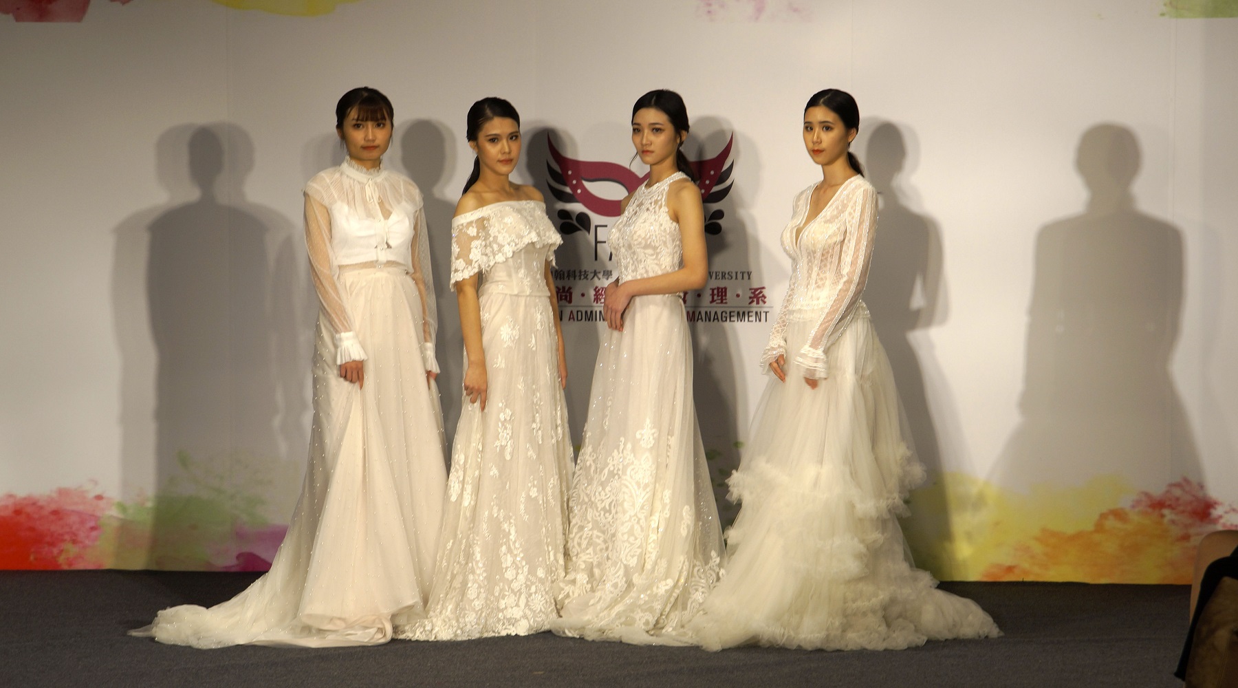 林虹華的Luminous Haute Couture贊助婚紗服飾，每套婚紗設計獨一無二，時尚且高雅