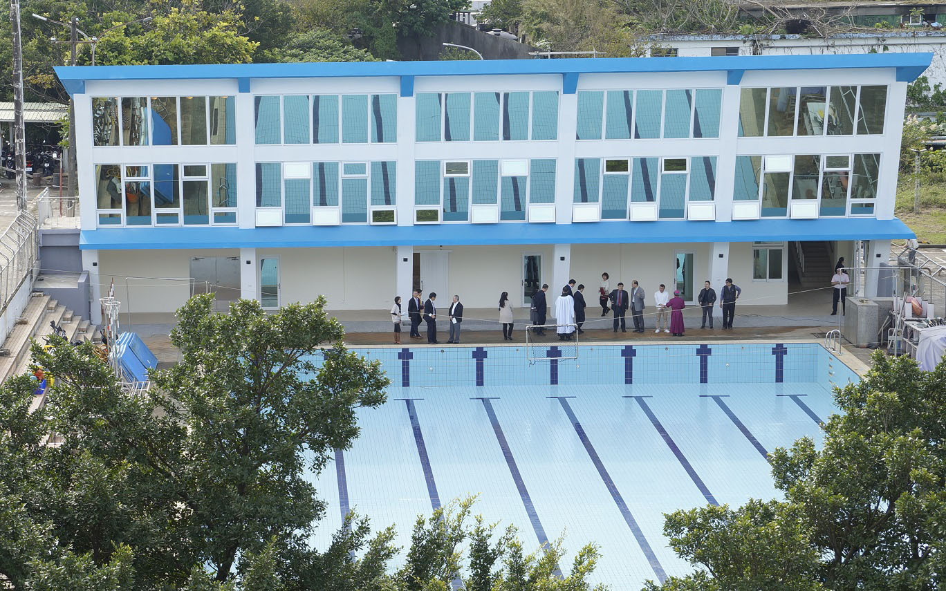 倬雲游泳池為長50公尺、8水道之標準教學用泳池，在前董事長辜嚴倬雲女士捐贈經費支持下，嶄新藍白相間兩層樓建築物落成啟用