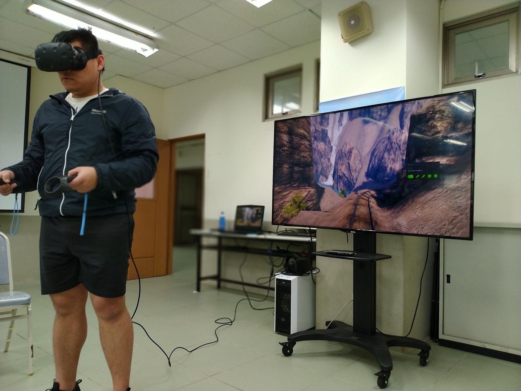工管系購置HTC Vive 實境裝置，讓學生可以在最夯的虛擬實境智慧工廠中親自實驗