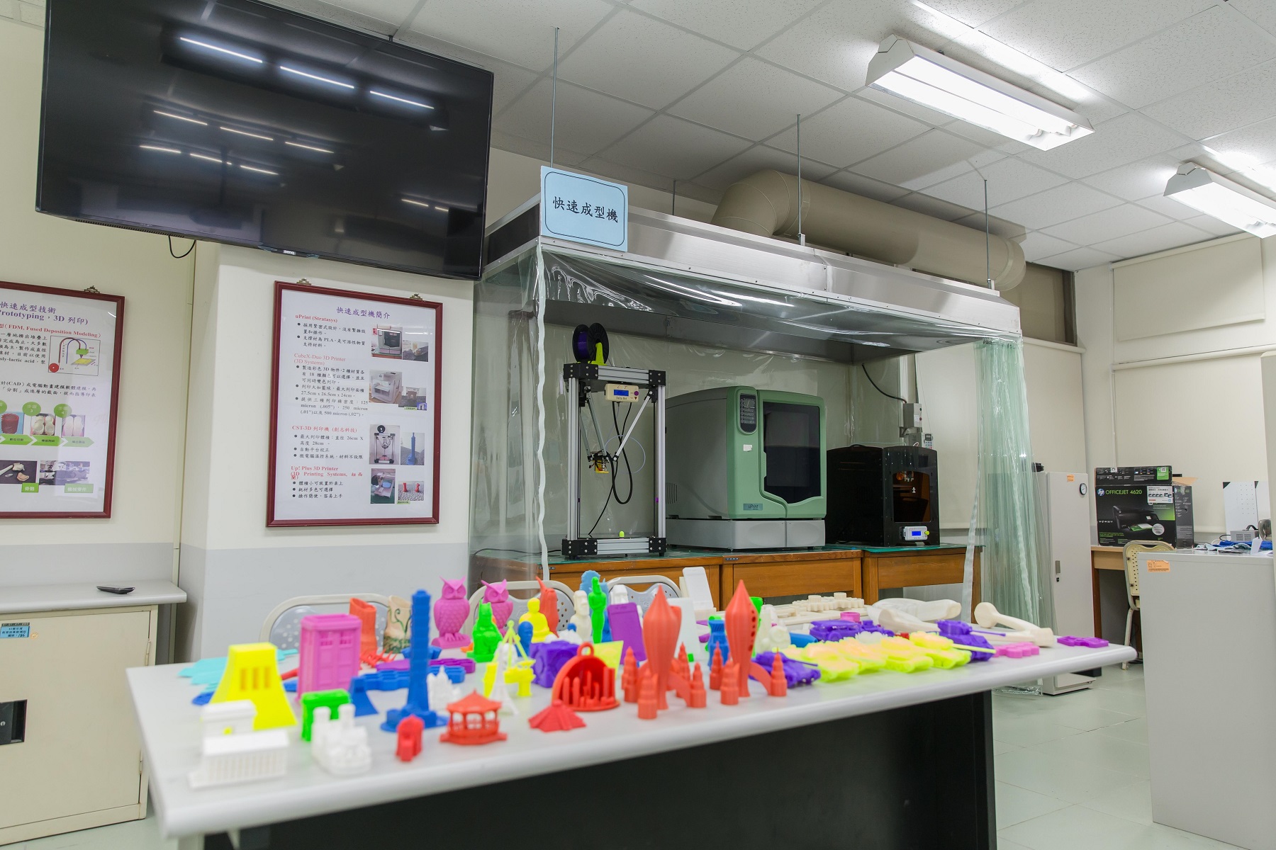 工管系添購3D光柵掃描儀器、快速成型機，學生可以實際操作3D快速成形設備，製作各種3D立體模型