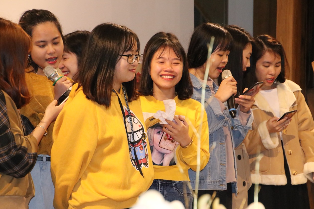 由越南籍學生上台表演餘興節目，很多在場學生聽到這首越南好歌，紛紛流下想家的淚光。