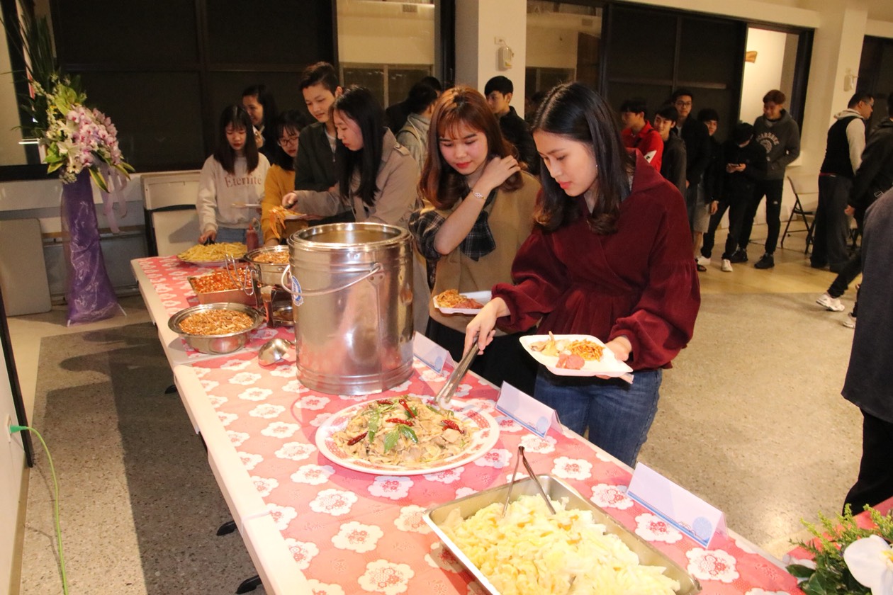 由學校為全體留宿境外學生準備的春節餐點，充滿東南亞美食及華人過年常吃的好菜。