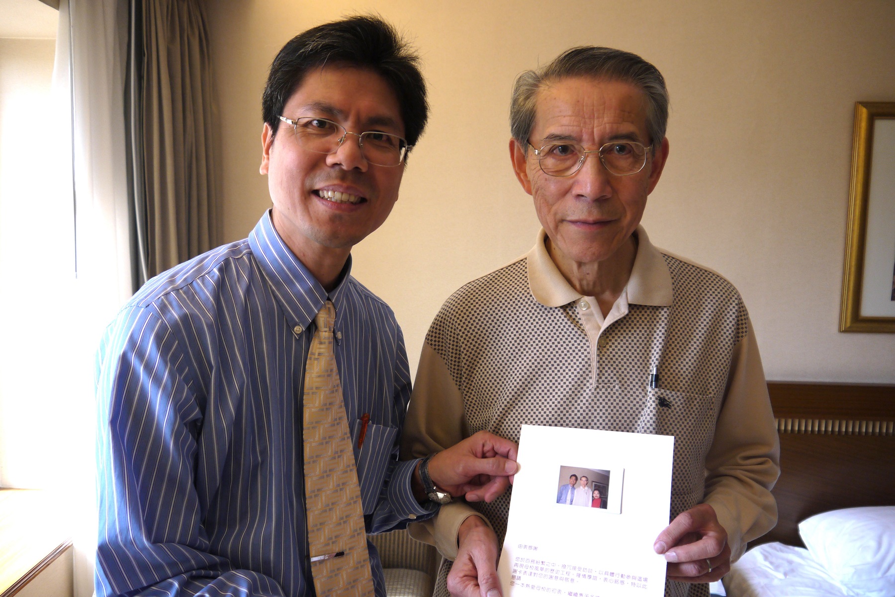 口述訪談團隊陳祥美老師（左）於採訪後致贈感謝函給沈鑒治學長（右）