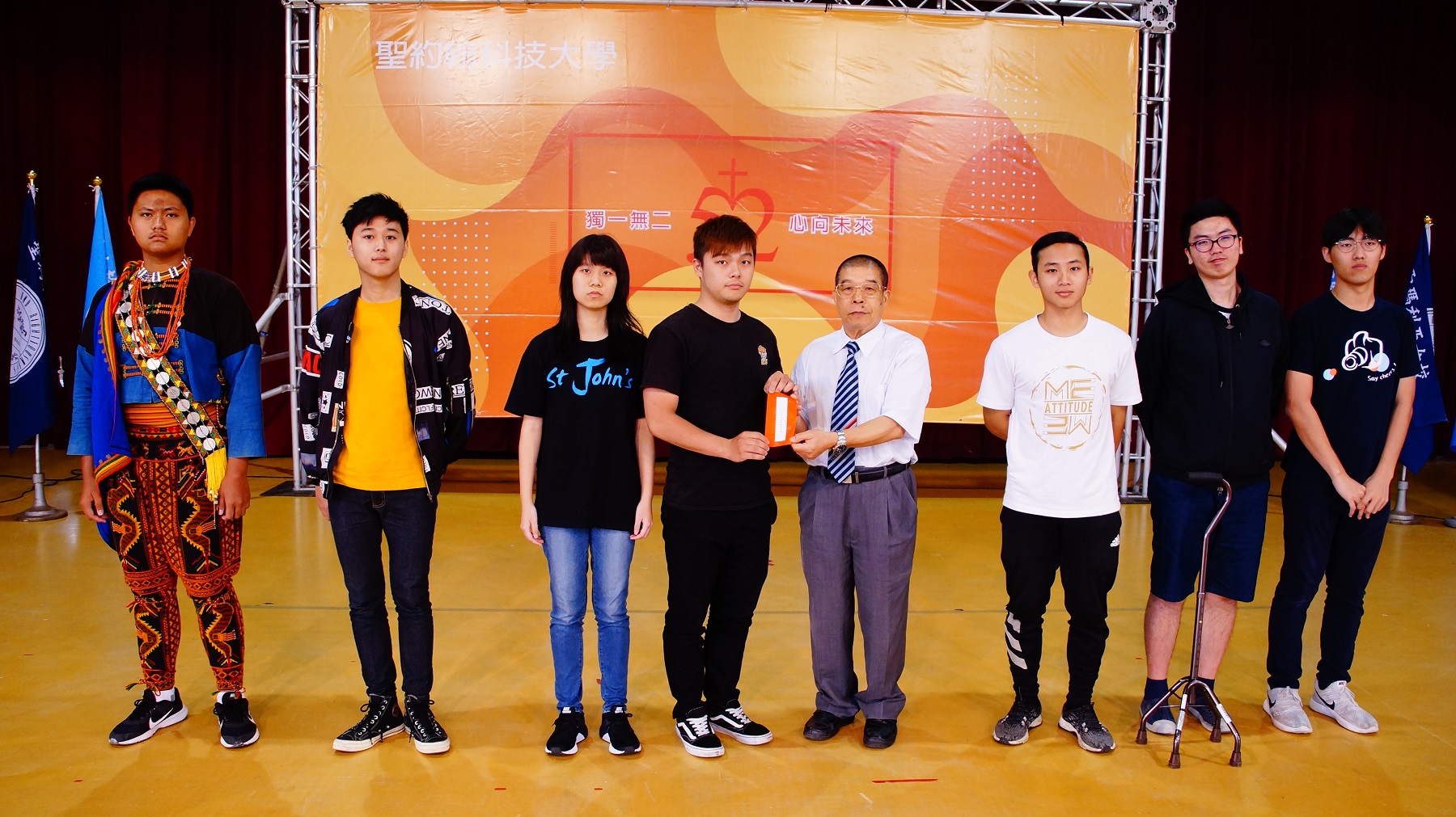 新埔工專沈文賜學長（右四）代表張譽興學長頒發海鷗獎學金給獲獎同學。