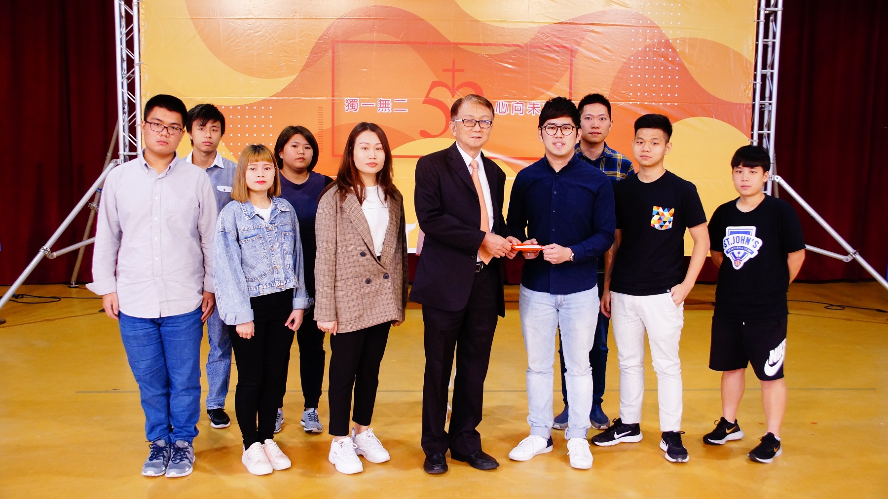 陳颱學長（右五）頒發56獎學金給獲獎同學